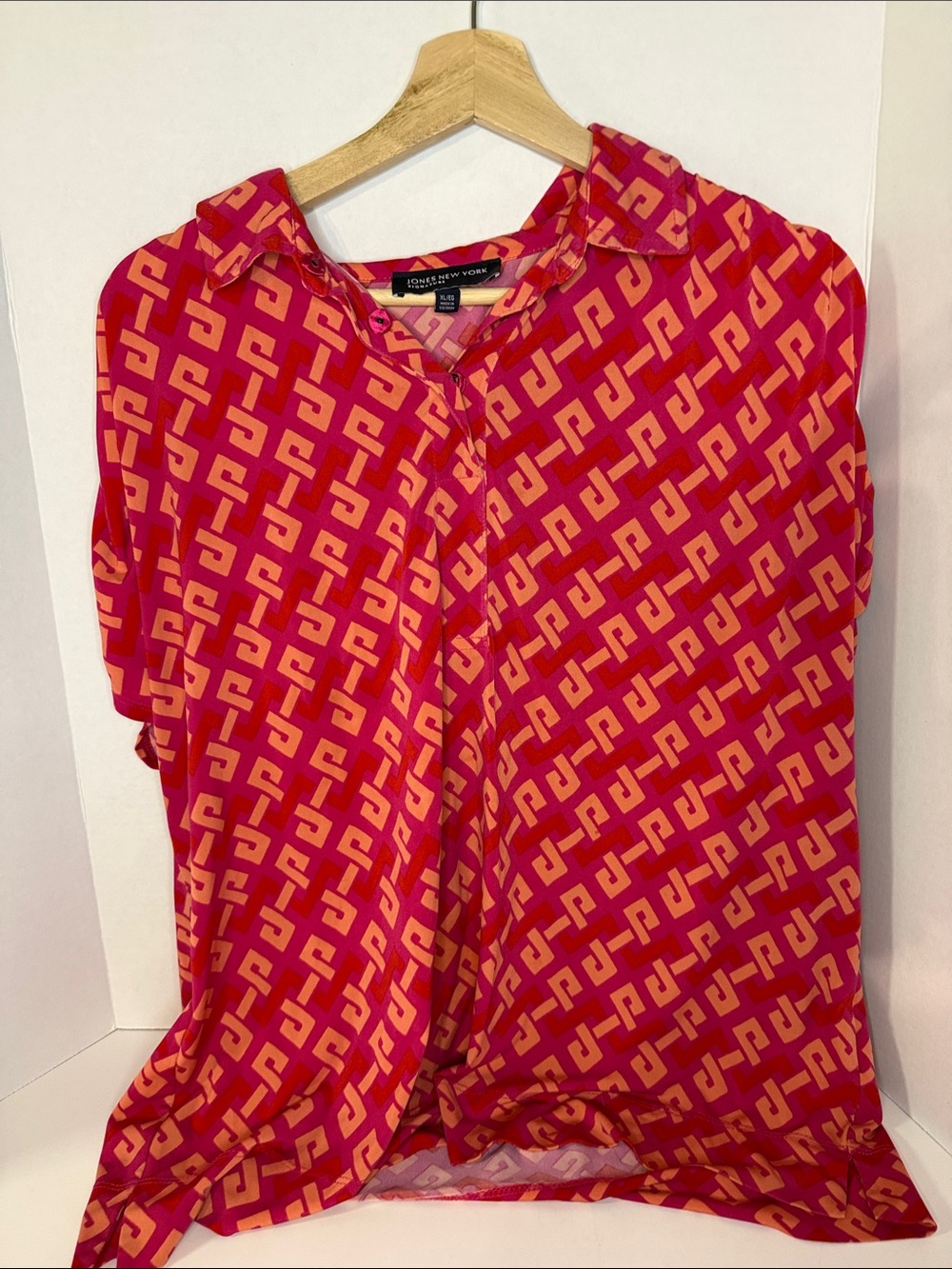 Jones New York Pink & Coral Geometric Button-Down Blouse